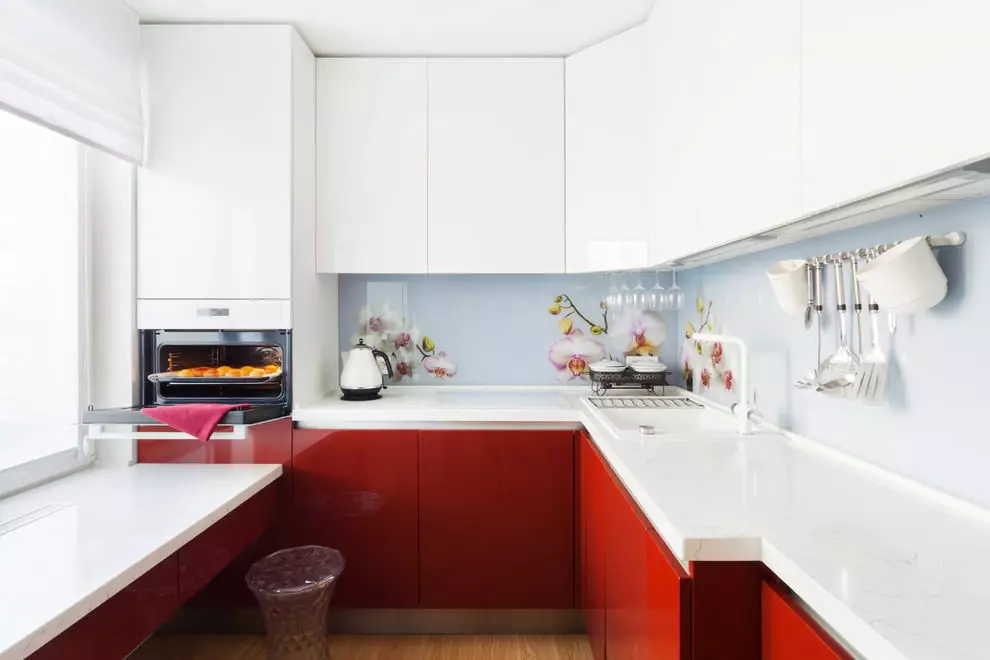 Cociña vermella e branca (65 fotos): BLANCA COCIÑA DA COCIÑA Fondo vermello en deseño de interiores. Que fondos de pantalla se axusten ás auriculares da cociña en cor vermella-branca? 21146_46
