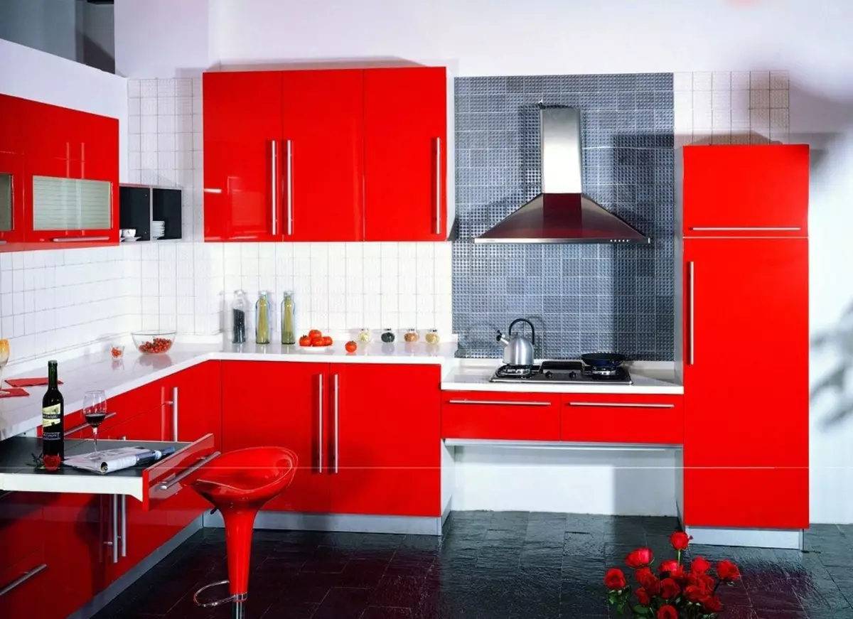 Cociña vermella e branca (65 fotos): BLANCA COCIÑA DA COCIÑA Fondo vermello en deseño de interiores. Que fondos de pantalla se axusten ás auriculares da cociña en cor vermella-branca? 21146_49