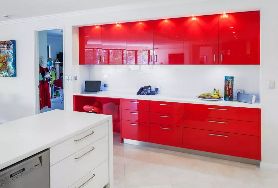 Cociña vermella e branca (65 fotos): BLANCA COCIÑA DA COCIÑA Fondo vermello en deseño de interiores. Que fondos de pantalla se axusten ás auriculares da cociña en cor vermella-branca? 21146_53