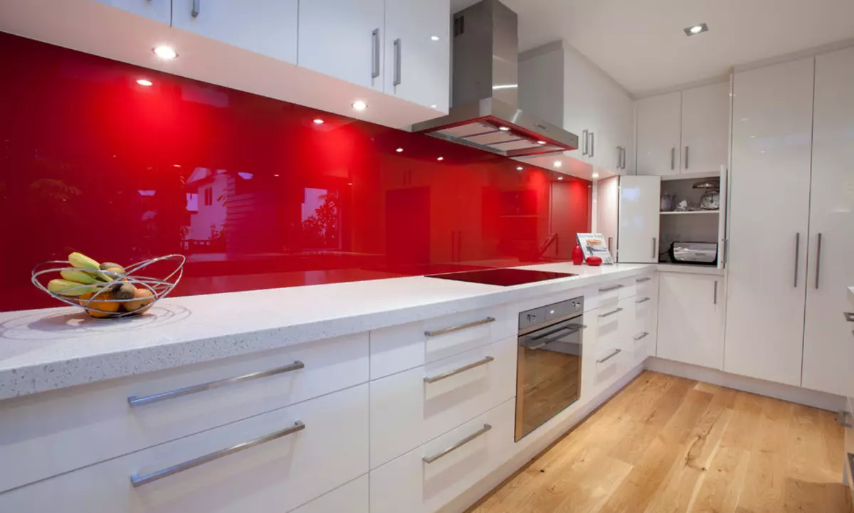 Cociña vermella e branca (65 fotos): BLANCA COCIÑA DA COCIÑA Fondo vermello en deseño de interiores. Que fondos de pantalla se axusten ás auriculares da cociña en cor vermella-branca? 21146_56