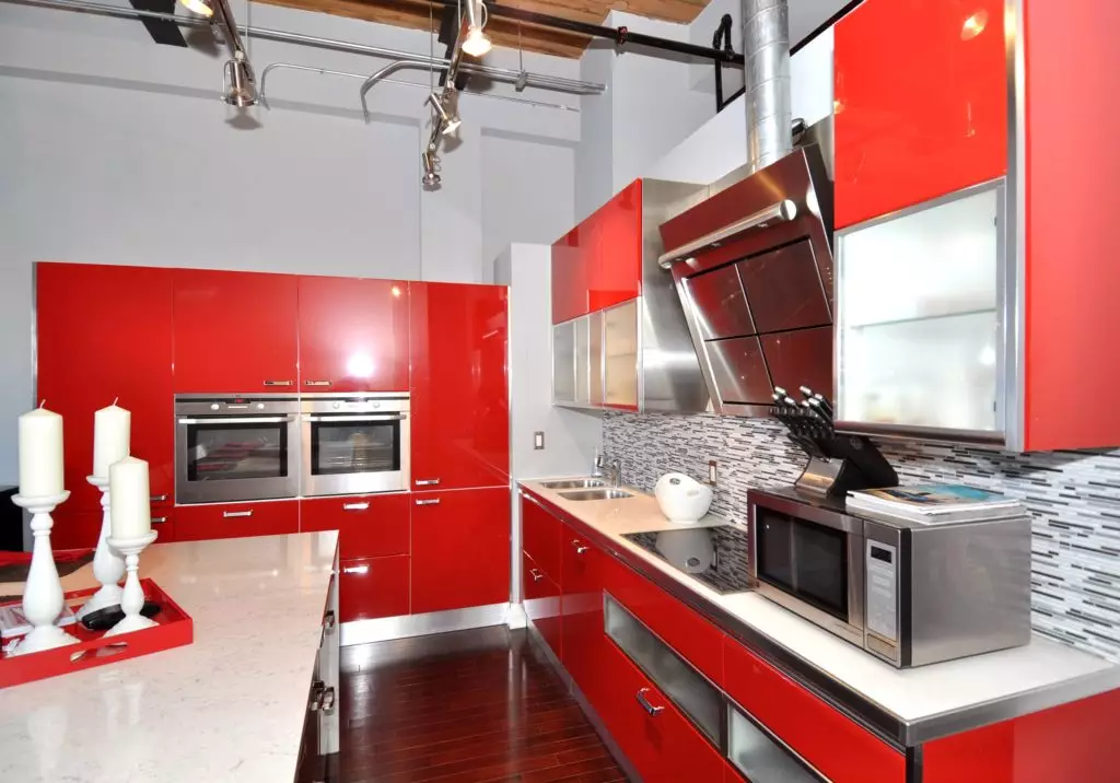 Cociña vermella e branca (65 fotos): BLANCA COCIÑA DA COCIÑA Fondo vermello en deseño de interiores. Que fondos de pantalla se axusten ás auriculares da cociña en cor vermella-branca? 21146_64