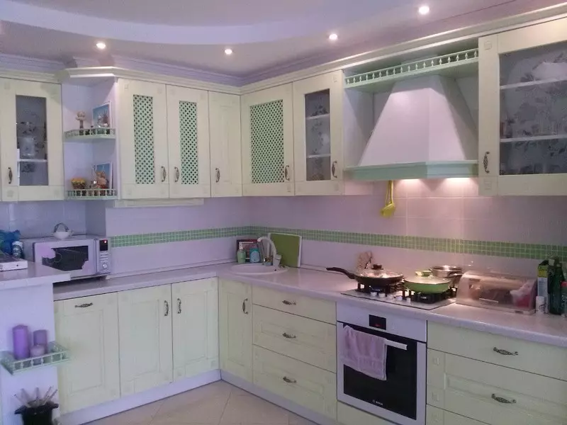 Könnyű konyha (99 fotó): Gyönyörű fejhallgatók élénk színekben a belsőépítészetben, modern konyhai design fényes ékezetekkel 21147_18