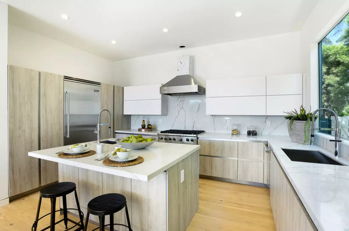 Gaismas virtuve (99 fotogrāfijas): skaistas austiņas spilgtās krāsās interjera dizains, moderns virtuves dizains ar spilgtiem akcentiem 21147_29