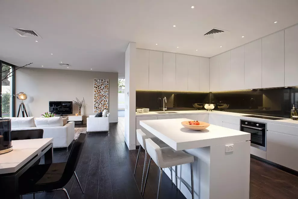 آشپزخانه سبک (99 عکس): هدست های زیبا در رنگ های روشن در طراحی داخلی، طراحی آشپزخانه مدرن با لهجه های روشن 21147_52
