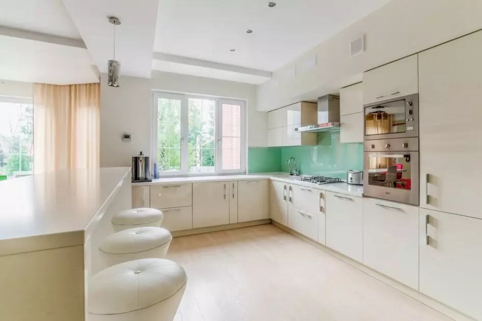 Cucina leggera (99 foto): Belle cuffie in colori vivaci nel design degli interni, design moderno della cucina con accenti luminosi 21147_6
