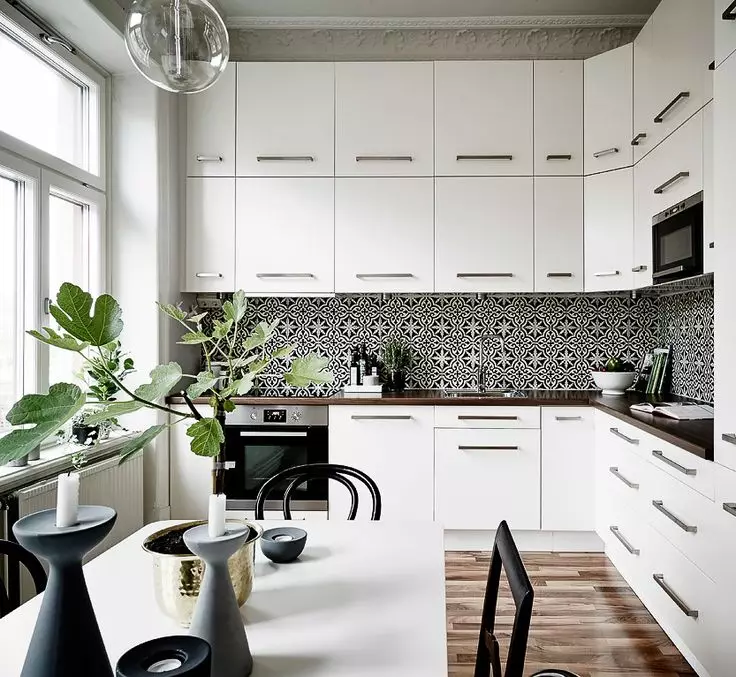 آشپزخانه سبک (99 عکس): هدست های زیبا در رنگ های روشن در طراحی داخلی، طراحی آشپزخانه مدرن با لهجه های روشن 21147_78