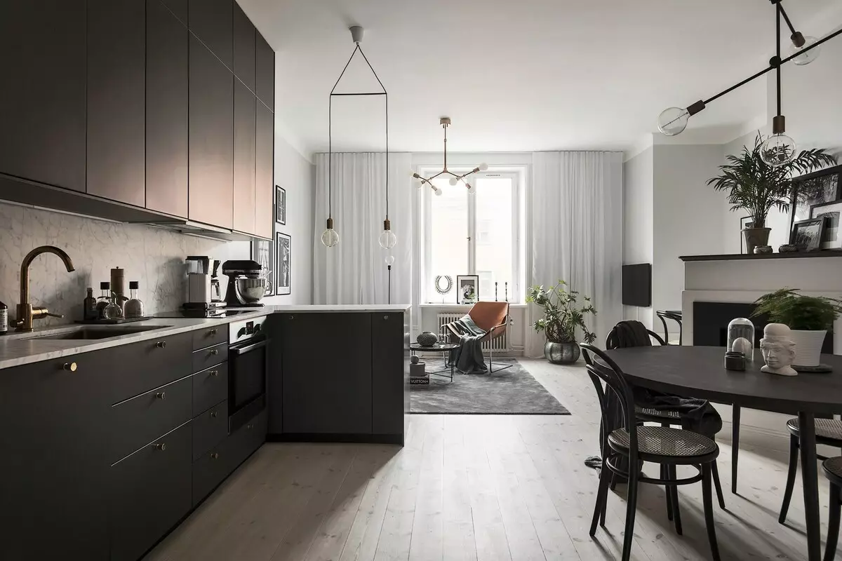 Juoda ir balta virtuvė (105 nuotraukos): juoda ir balta virtuvės komplektas interjero dizainas, virtuvė su juodais prietaisais, juoda ir balta virtuvė skirtingais stiliais. Kokie tonai bus tinkami? 21148_15