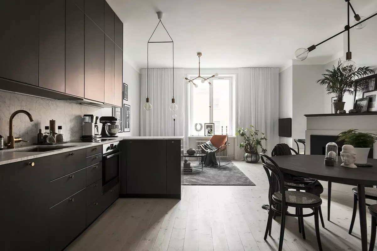 Kitchen hitam dan putih (105 foto): Dapur hitam dan putih diatur dalam desain interior, dapur dengan peralatan hitam, dapur hitam dan putih dalam gaya yang berbeda. Nada apa yang akan cocok? 21148_15