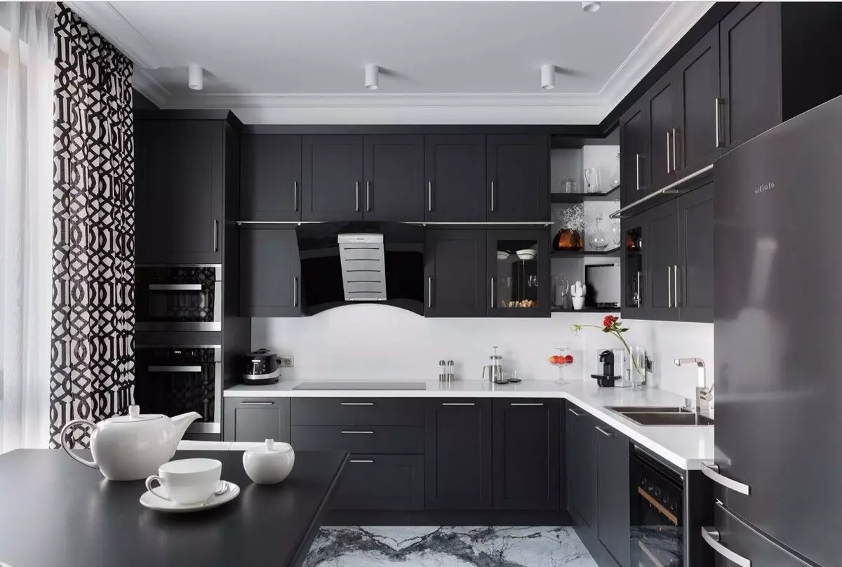 Juoda ir balta virtuvė (105 nuotraukos): juoda ir balta virtuvės komplektas interjero dizainas, virtuvė su juodais prietaisais, juoda ir balta virtuvė skirtingais stiliais. Kokie tonai bus tinkami? 21148_19