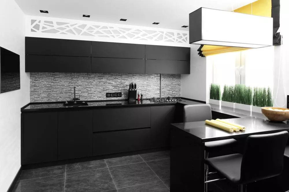 Cozinha preta e branca (105 fotos): cozinha preto e branco ajustada no projeto de interiores, cozinha com eletrodomésticos, cozinha preto e branco em estilos diferentes. Quais tons se encaixam? 21148_2