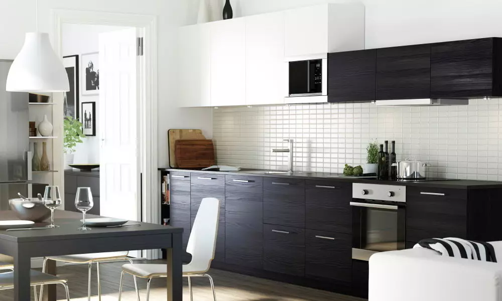Cocina en branco e negro (105 fotos): cociña branco e negro en deseño de interiores, cociña con electrodomésticos negros, cociña en branco e negro en diferentes estilos. Que tons caberán? 21148_22