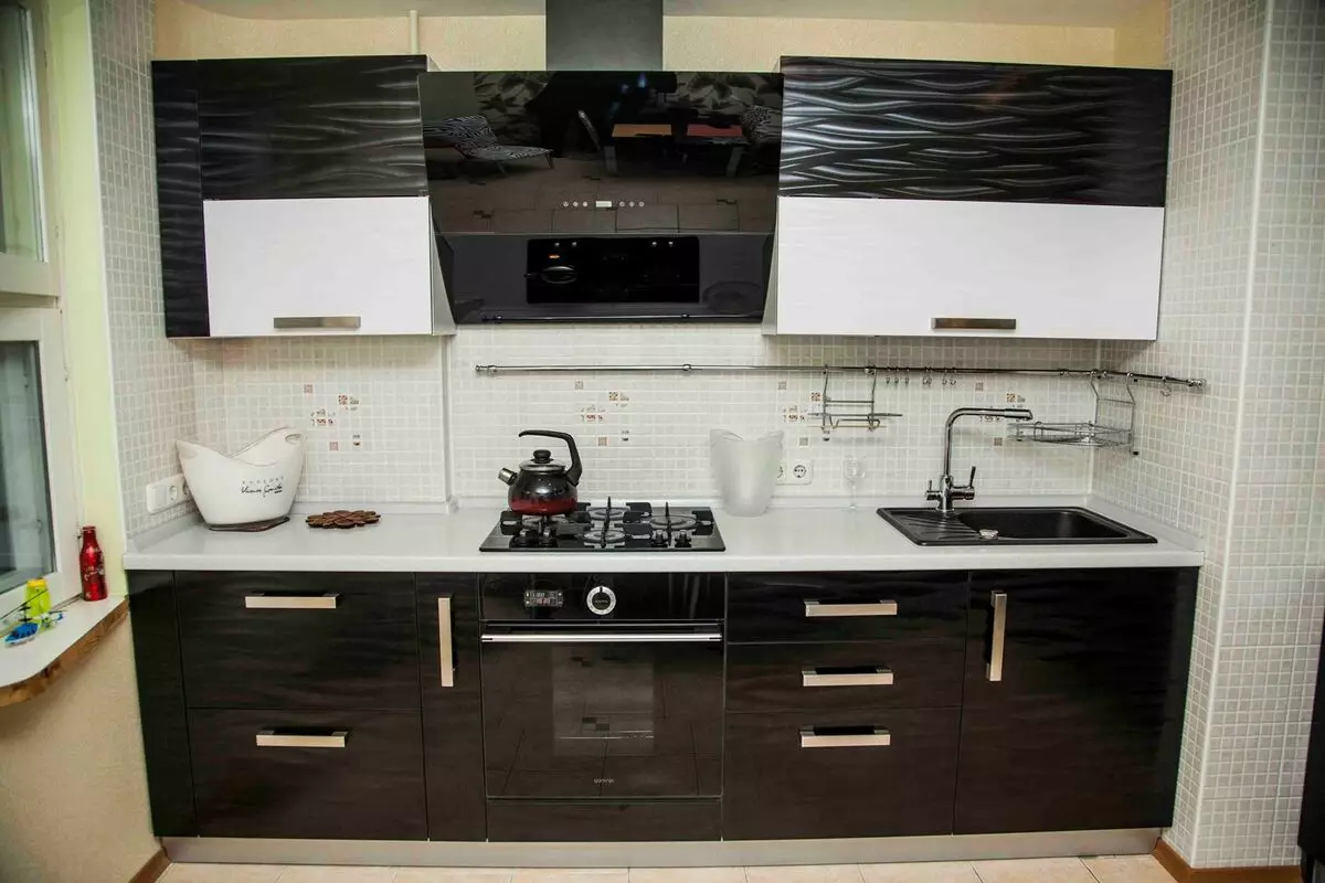 Черно и бяло кухня (105 снимки): черно и бяло кухня комплект в интериорния дизайн, кухня с черна техника, черно и бяло кухня в различни стилове. Какво тонове ще се побере? 21148_25