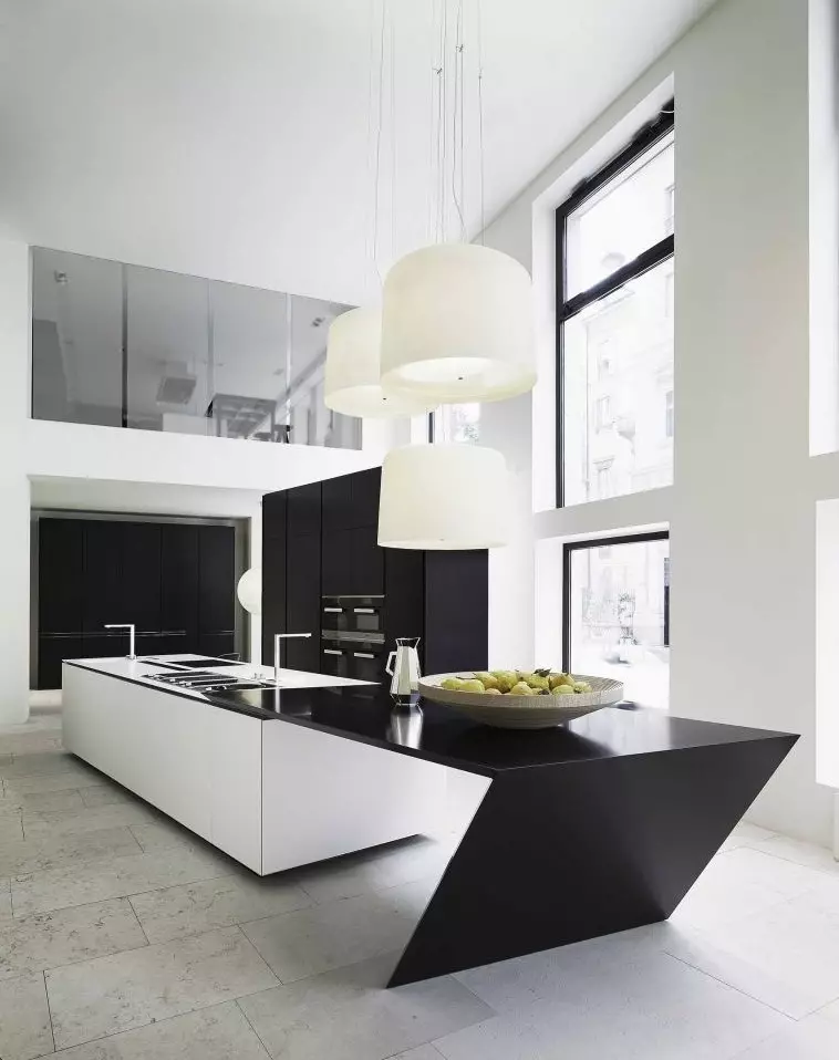 Црна и бела кујна (105 фотографии): црна и бела кујна поставена во дизајнот на ентериер, кујна со црни апарати, црна и бела кујна во различни стилови. Кои тонови ќе се вклопат? 21148_28