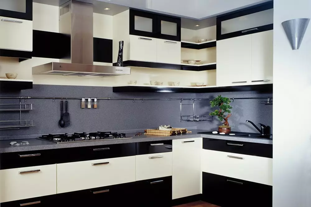 Bucătărie alb-negru (105 poze): Bucătărie alb-negru Set în design interior, bucătărie cu aparate negre, bucătărie alb-negru în diferite stiluri. Ce tonuri se vor potrivi? 21148_31