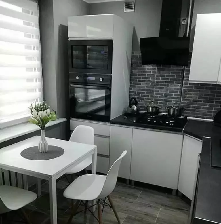 Svart og hvitt kjøkken (105 bilder): svart og hvitt kjøkken sett i interiørdesign, kjøkken med sorte hvitevarer, svart og hvitt kjøkken i forskjellige stiler. Hva toner vil passe? 21148_33
