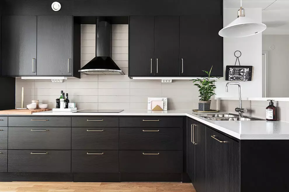 Črna in bela kuhinja (105 fotografij): črna in bela kuhinja set v notranjosti, kuhinja s črnimi napravami, črna in bela kuhinja v različnih stilih. Kateri toni se bodo prilegali? 21148_35