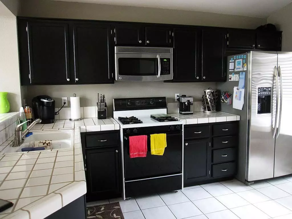 Sort og hvidt køkken (105 billeder): sort / hvid køkken beliggende i indretning, køkken med sorte apparater, sort / hvid køkken i forskellige stilarter. Hvilke toner passer? 21148_36