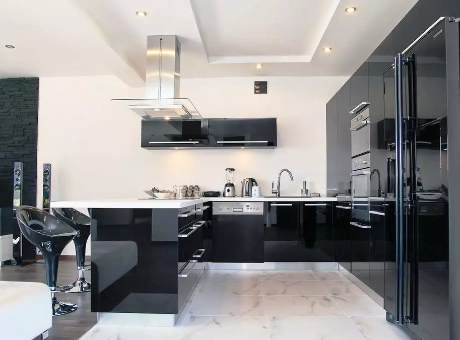 黑白廚房（105張照片）：黑色和白色廚房在室內設計，廚房用黑色電器，黑色和白色廚房用不同的款式。什麼調味？ 21148_37