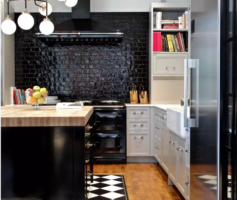 dapur hitam dan putih (105 foto): set dapur hitam dan putih dalam reka bentuk dalaman, dapur dengan peralatan hitam, dapur hitam dan putih dalam gaya yang berbeza. Apa nada akan patut? 21148_4