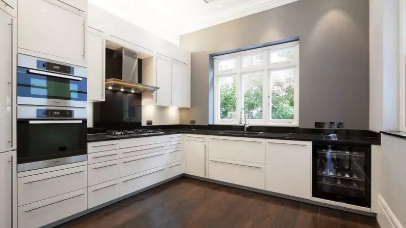 Bucătărie alb-negru (105 poze): Bucătărie alb-negru Set în design interior, bucătărie cu aparate negre, bucătărie alb-negru în diferite stiluri. Ce tonuri se vor potrivi? 21148_40