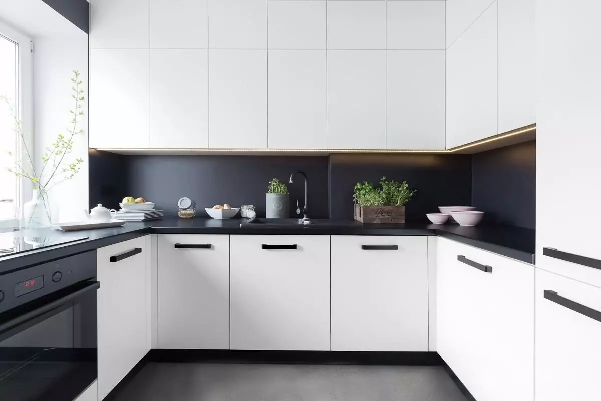 Svartvitt kök (105 foton): Svartvitt kök i inredning, kök med svarta apparater, svartvitt kök i olika stilar. Vilka toner passar? 21148_41