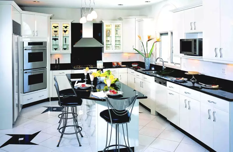 Nhà bếp màu đen và trắng (105 ảnh): Bộ bếp màu đen và trắng trong thiết kế nội thất, nhà bếp với các thiết bị màu đen, nhà bếp màu đen và trắng theo các phong cách khác nhau. Những tông màu sẽ phù hợp? 21148_42