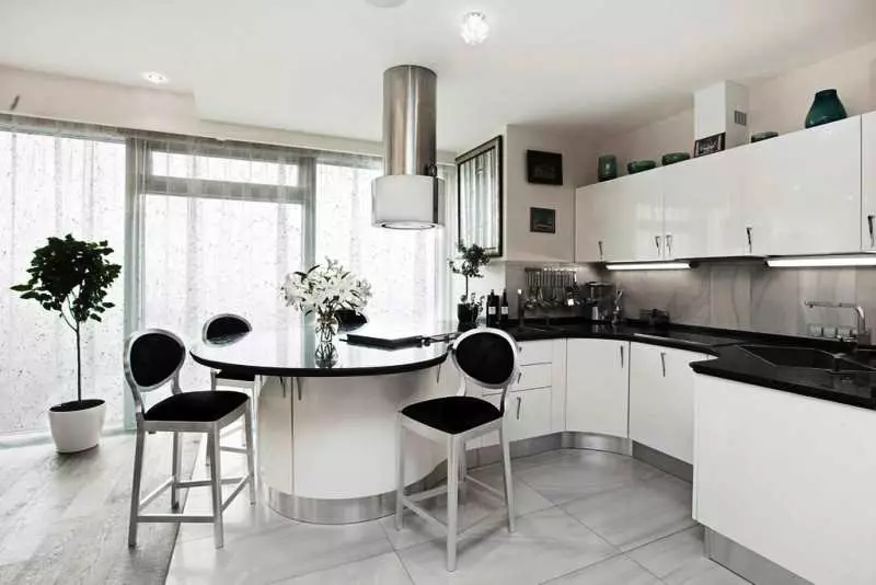Svart og hvitt kjøkken (105 bilder): svart og hvitt kjøkken sett i interiørdesign, kjøkken med sorte hvitevarer, svart og hvitt kjøkken i forskjellige stiler. Hva toner vil passe? 21148_43