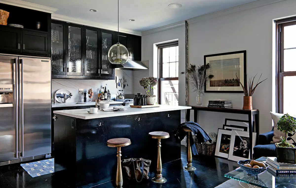 Zwarte en witte keuken (105 foto's): zwart-witte keuken set in het interieur, keuken met zwart apparaten, zwart-witte keuken in verschillende stijlen. Wat tonen past? 21148_45