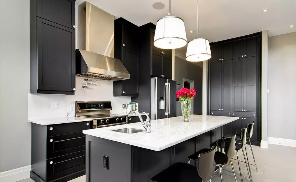 Bucătărie alb-negru (105 poze): Bucătărie alb-negru Set în design interior, bucătărie cu aparate negre, bucătărie alb-negru în diferite stiluri. Ce tonuri se vor potrivi? 21148_47