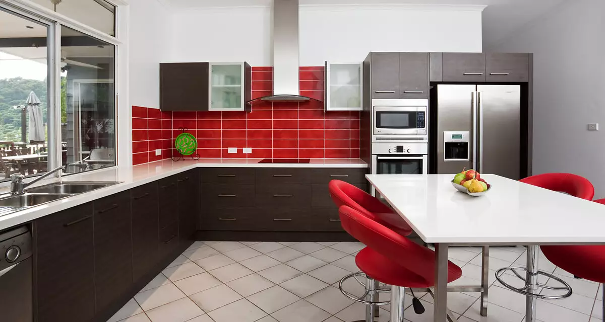 Sort og hvidt køkken (105 billeder): sort / hvid køkken beliggende i indretning, køkken med sorte apparater, sort / hvid køkken i forskellige stilarter. Hvilke toner passer? 21148_50