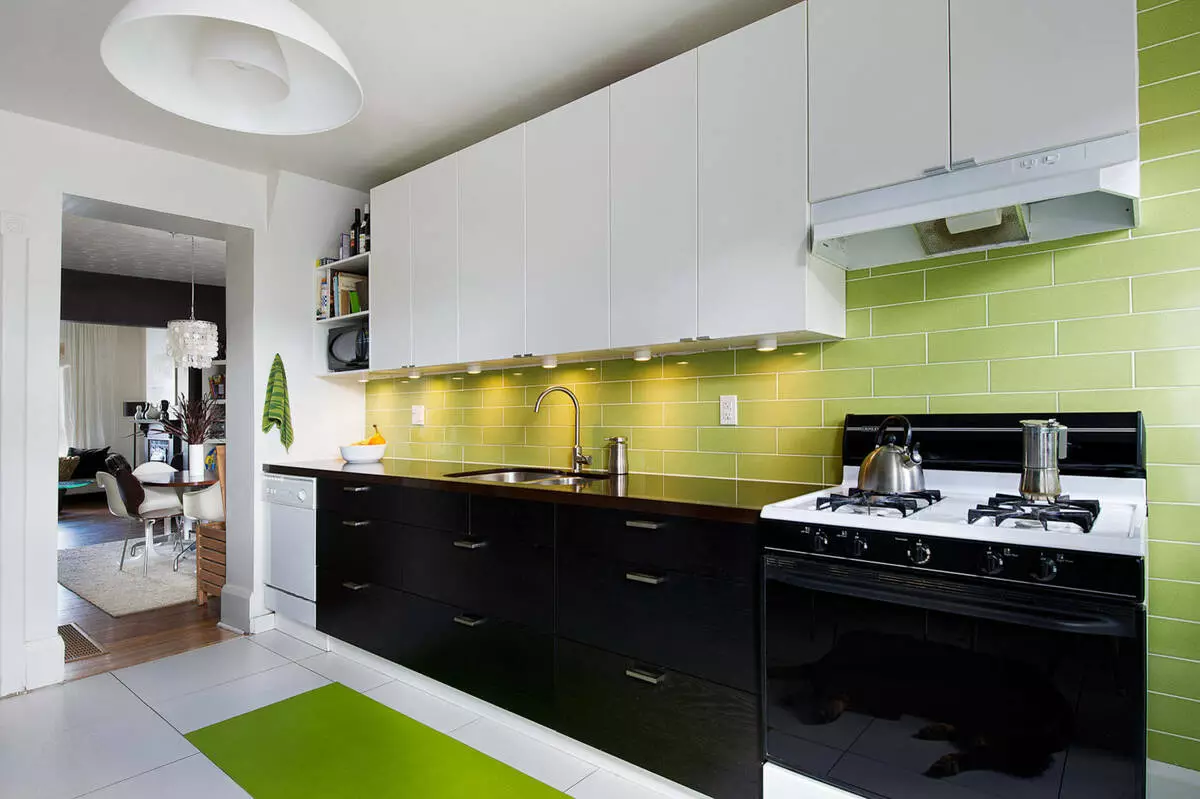 Kitchen hitam dan putih (105 foto): Dapur hitam dan putih diatur dalam desain interior, dapur dengan peralatan hitam, dapur hitam dan putih dalam gaya yang berbeda. Nada apa yang akan cocok? 21148_56