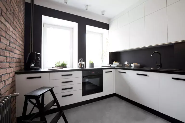 Црна и бела кујна (105 фотографии): црна и бела кујна поставена во дизајнот на ентериер, кујна со црни апарати, црна и бела кујна во различни стилови. Кои тонови ќе се вклопат? 21148_6