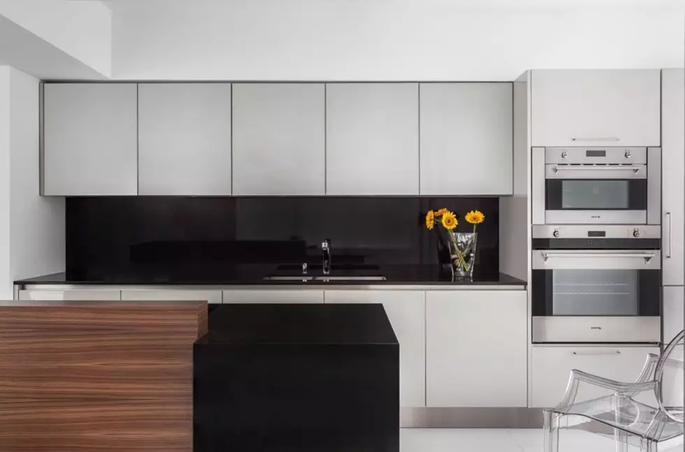 Црна и бела кујна (105 фотографии): црна и бела кујна поставена во дизајнот на ентериер, кујна со црни апарати, црна и бела кујна во различни стилови. Кои тонови ќе се вклопат? 21148_63