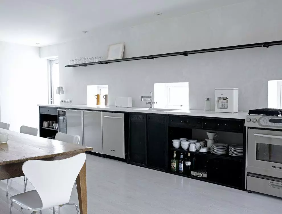 Crno-bijela kuhinja (105 fotografija): crno-bijela kuhinja set u dizajnu interijera, kuhinja s crnim aparatima, crno-bijeli kuhinja u različitim stilovima. Koje će tonove uklopiti? 21148_66