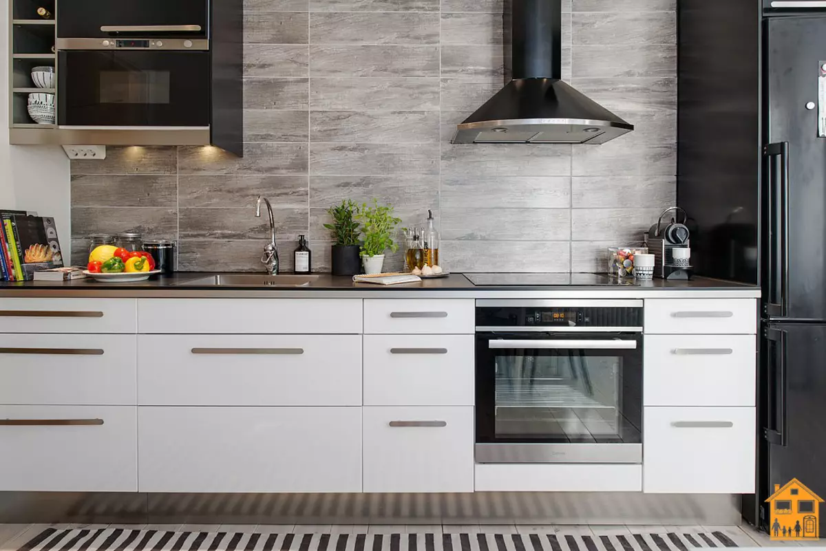Црна и бела кујна (105 фотографии): црна и бела кујна поставена во дизајнот на ентериер, кујна со црни апарати, црна и бела кујна во различни стилови. Кои тонови ќе се вклопат? 21148_70