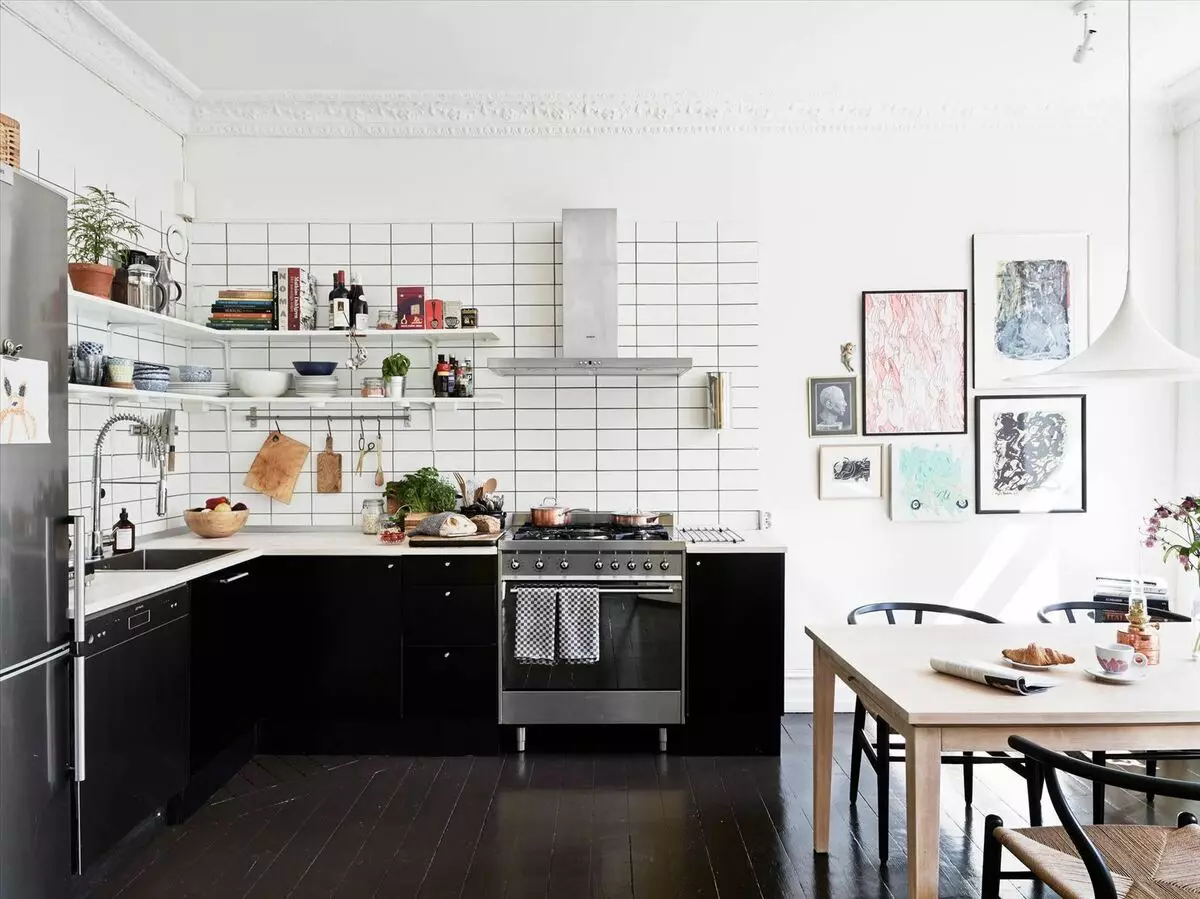 Sort og hvidt køkken (105 billeder): sort / hvid køkken beliggende i indretning, køkken med sorte apparater, sort / hvid køkken i forskellige stilarter. Hvilke toner passer? 21148_71