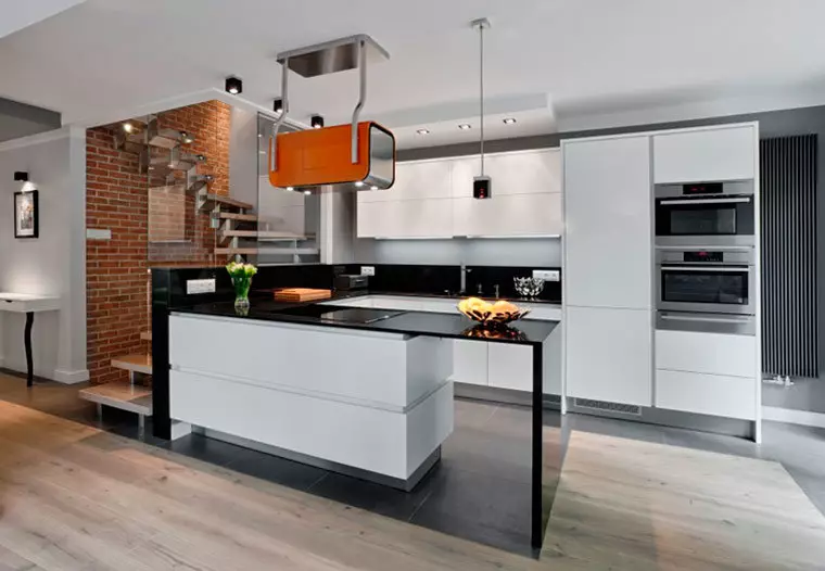 Kitchen hitam dan putih (105 foto): Dapur hitam dan putih diatur dalam desain interior, dapur dengan peralatan hitam, dapur hitam dan putih dalam gaya yang berbeda. Nada apa yang akan cocok? 21148_76