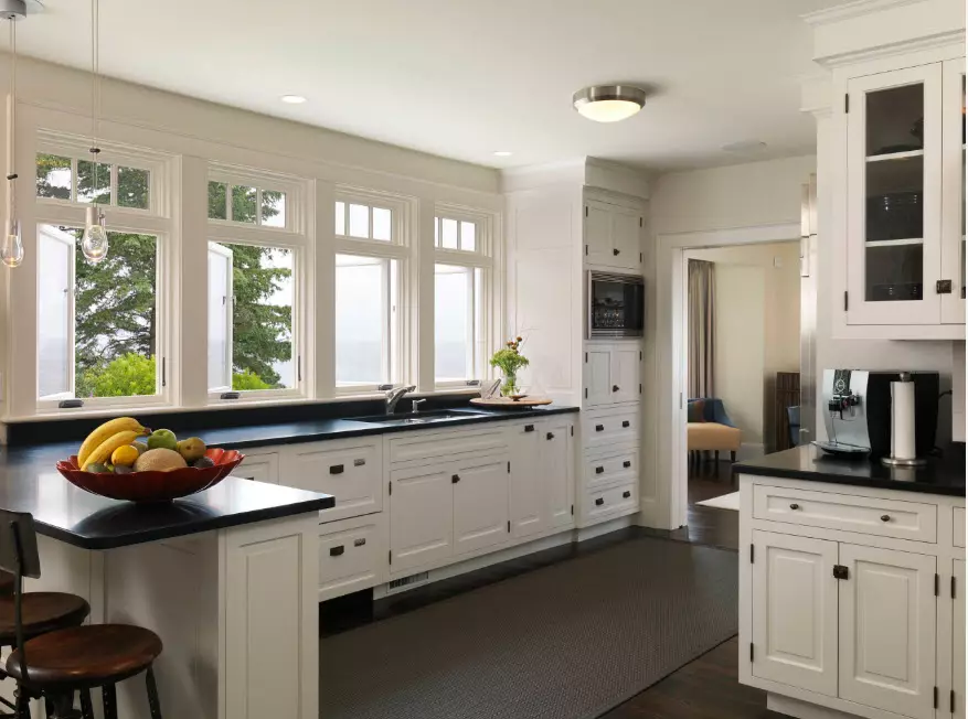 Црна и бела кујна (105 фотографии): црна и бела кујна поставена во дизајнот на ентериер, кујна со црни апарати, црна и бела кујна во различни стилови. Кои тонови ќе се вклопат? 21148_81