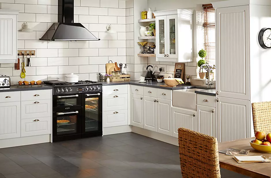 Kitchen hitam dan putih (105 foto): Dapur hitam dan putih diatur dalam desain interior, dapur dengan peralatan hitam, dapur hitam dan putih dalam gaya yang berbeda. Nada apa yang akan cocok? 21148_82