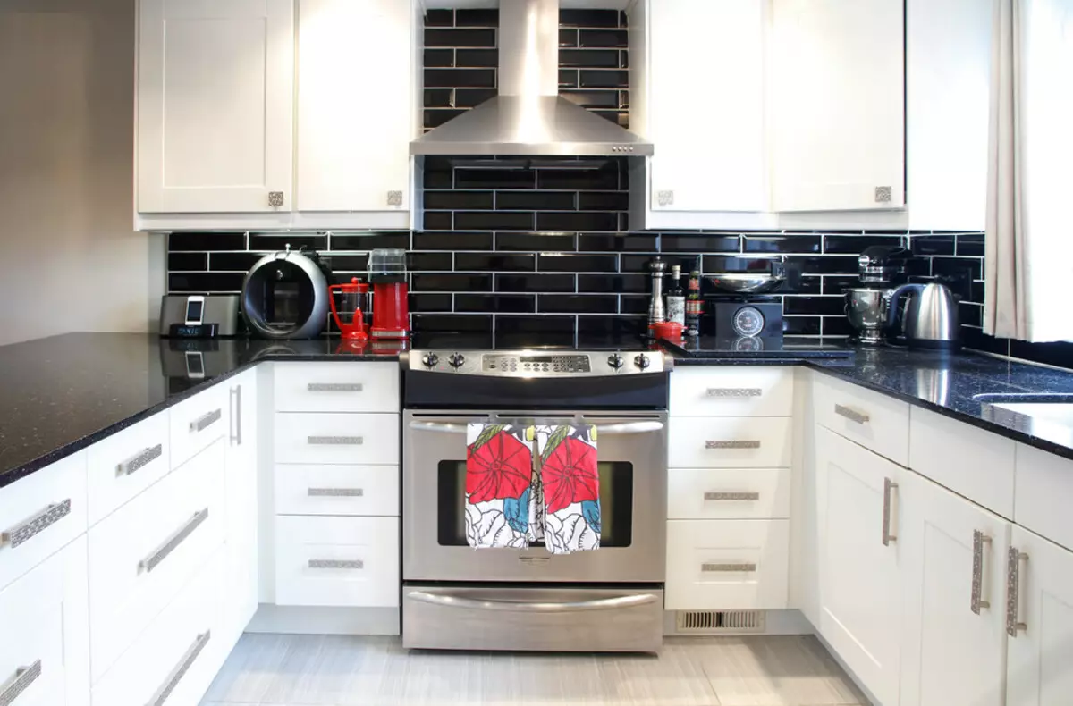 黑白廚房（105張照片）：黑色和白色廚房在室內設計，廚房用黑色電器，黑色和白色廚房用不同的款式。什麼調味？ 21148_87