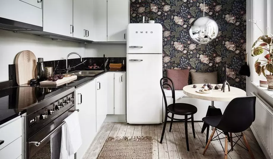 Sort og hvidt køkken (105 billeder): sort / hvid køkken beliggende i indretning, køkken med sorte apparater, sort / hvid køkken i forskellige stilarter. Hvilke toner passer? 21148_88