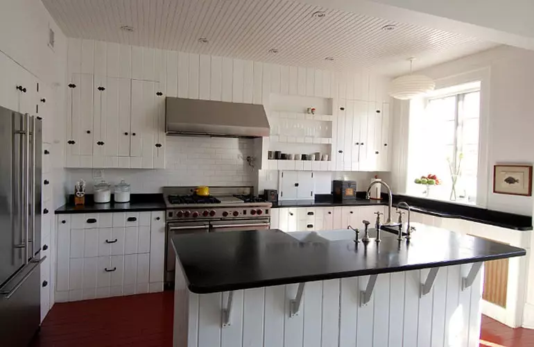 Kitchen e ntšo le e tšoeu e ntšo (lifoto tse 10): Kitchen e ntšo le e tšoeu e behiloe moralo, kichine e ntšo ka mekhoa e fapaneng. Ho tla fumana eng? 21148_91