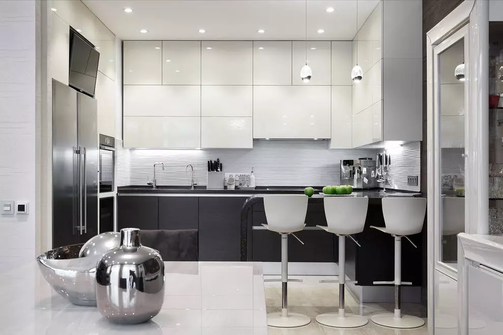 Kitchen hitam dan putih (105 foto): Dapur hitam dan putih diatur dalam desain interior, dapur dengan peralatan hitam, dapur hitam dan putih dalam gaya yang berbeda. Nada apa yang akan cocok? 21148_96