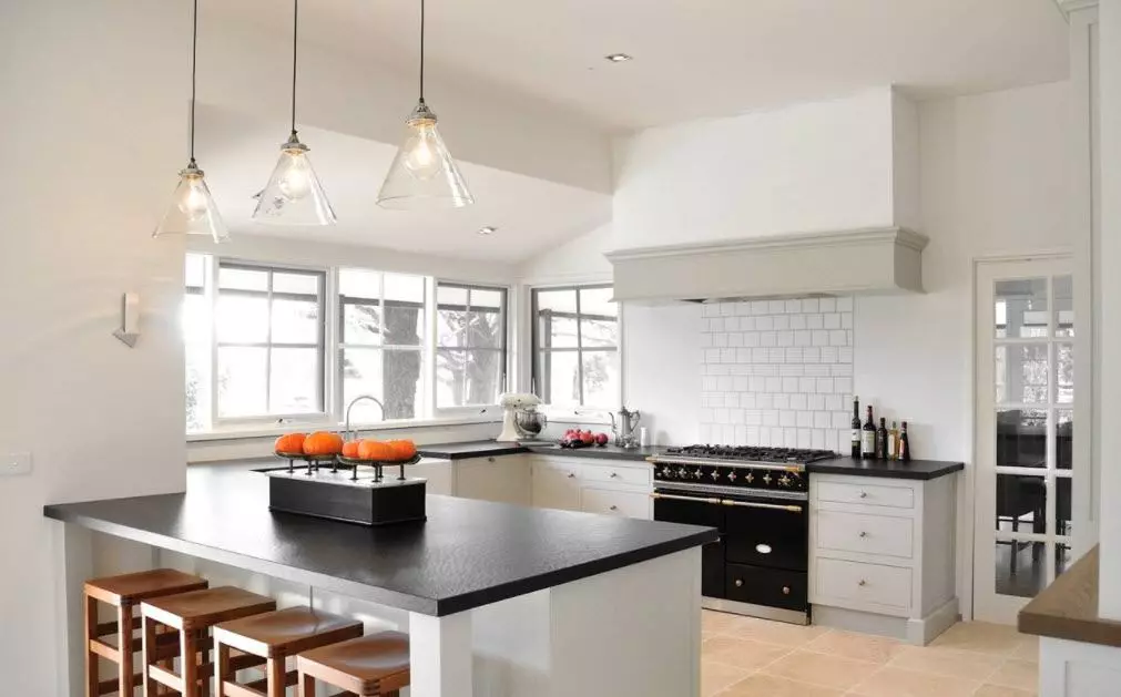 黑白厨房（105张照片）：黑色和白色厨房在室内设计，厨房用黑色电器，黑色和白色厨房用不同的款式。什么调味？ 21148_97