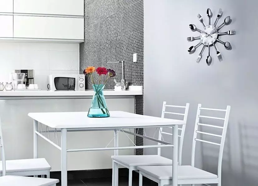 Ѕид декор во кујната (56 фотографии): Како да се украсуваат ѕидовите со налепници? Опции за украсување празни ѕидови со плочи во модерен стил. Примери на Интеррера 21150_14