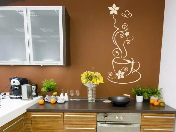 Ѕид декор во кујната (56 фотографии): Како да се украсуваат ѕидовите со налепници? Опции за украсување празни ѕидови со плочи во модерен стил. Примери на Интеррера 21150_46