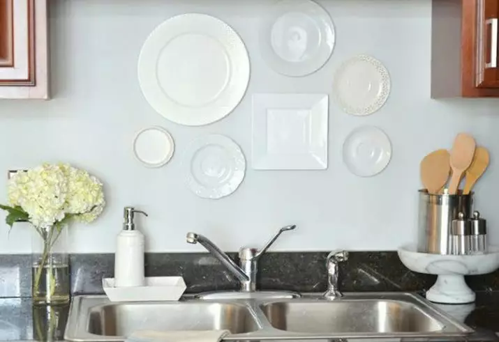 Ѕид декор во кујната (56 фотографии): Како да се украсуваат ѕидовите со налепници? Опции за украсување празни ѕидови со плочи во модерен стил. Примери на Интеррера 21150_50