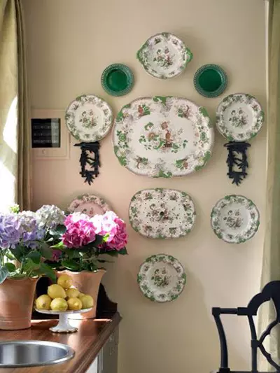Ѕид декор во кујната (56 фотографии): Како да се украсуваат ѕидовите со налепници? Опции за украсување празни ѕидови со плочи во модерен стил. Примери на Интеррера 21150_52