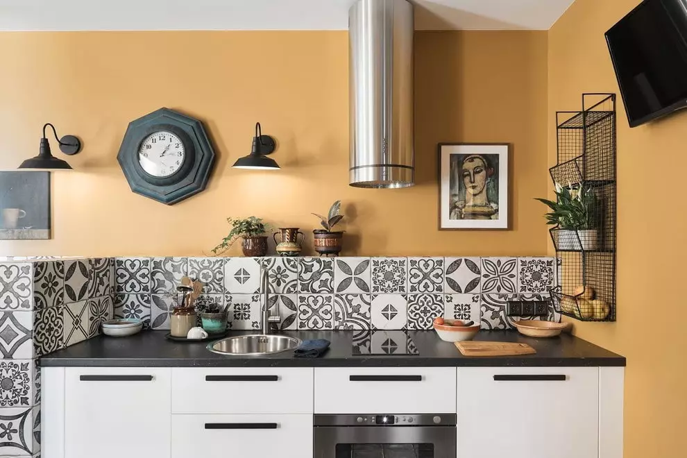 Ѕид декор во кујната (56 фотографии): Како да се украсуваат ѕидовите со налепници? Опции за украсување празни ѕидови со плочи во модерен стил. Примери на Интеррера 21150_8