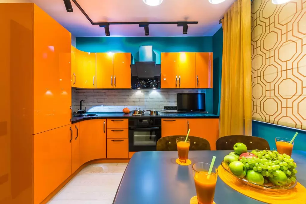 पीच स्वयंपाकघर (61 फोटो): अंतर्गत रंग, डिझाइन पर्यायांसह पीच संयोजन, पीचचे संयोजन 21151_32